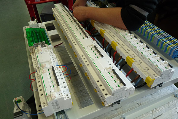 Câbleur électrique au travail